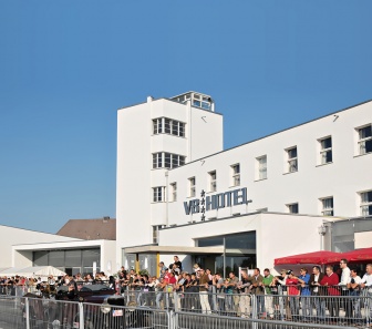 V8 Hotel (offizielle Bilder)